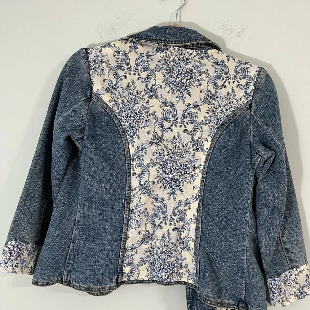 Mossimo Denim Jean Jacket with Floral Patchwork. 100% Cotton. Girls Size Small.
